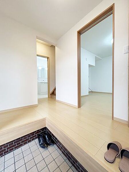 【リフォーム済み】玄関内部はクロスの張替えを行います。新品のクロスで明るい空間に仕上がります。