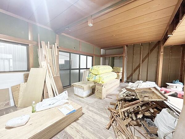 【リフォーム中】リビングは元の和室2部屋を繋げて約18.5帖の広さで作成いたします。ご家族皆様の団欒の時間にぴったりですね。
