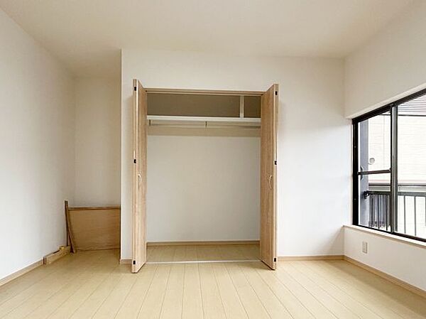 【リフォーム済み】2階東側洋室に新設したクローゼットです。枕棚・ハンガーパイプ付きで洋服などすっきり片づけれます。