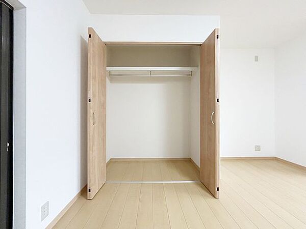 【リフォーム済み】リビングに新設したクローゼットです。枕棚・パイプも設置しております。