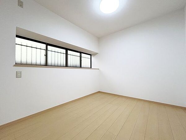 【リフォーム済み】1階真ん中の洋室です。床はフローリングの張替え、クロス張替え、建具交換を行いオープンクローゼットを新設しました。