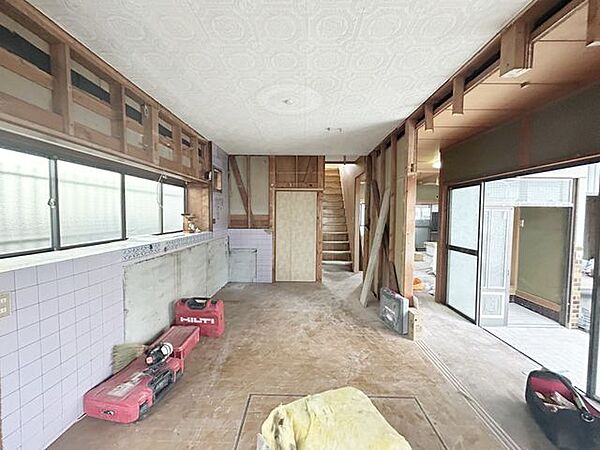 【リフォーム中】洋室に改装工事中。床はフローリング施工、壁・天井は下地工事後クロスを貼って仕上げます。