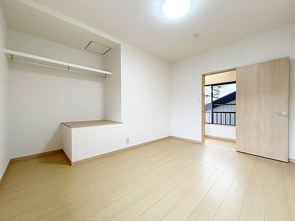 【リフォーム済み】2階6帖洋室は和室から間取り変更を行いました。床はフローリング施工、壁天井はクロスを貼って仕上げます。