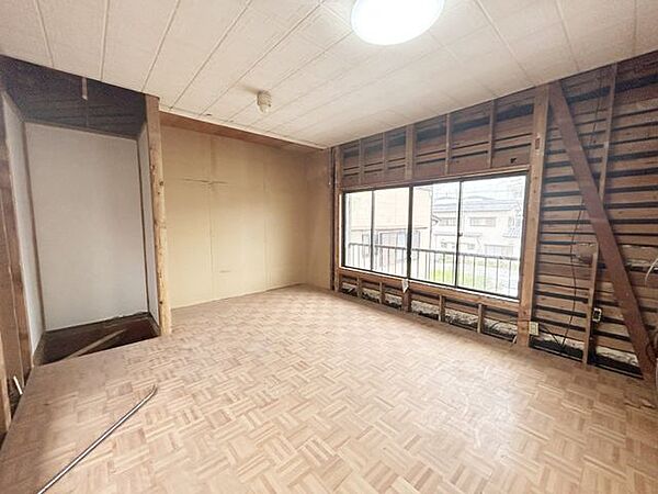 【リフォーム中】2階洋室です。床はフローリング施工、壁・天井は下地工事後クロスを貼って仕上げます。