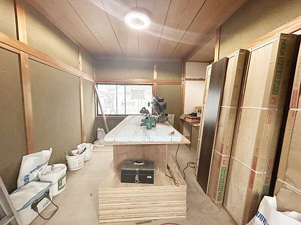 【リフォーム中】2階洋室です。和室から洋室に間取り変更を行います。床はフローリング施工、壁・天井は下地工事後クロスを貼って仕上げます。