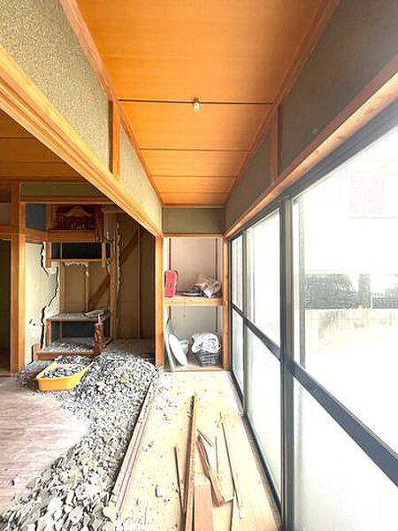 【リフォーム中】広縁はリビングに取り込みます。大きな窓がありますので採光もよいです。