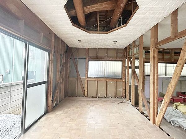 【リフォーム中】1階洋室作成箇所です。約6帖のお部屋と約5帖のお部屋を作成予定です。