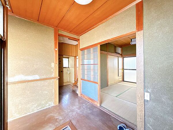 【リフォーム中】1階の廊下はフローリング重ね張り、クロスの張替えを行います。お家に入ったところから明るい印象の空間に生まれ変わります。