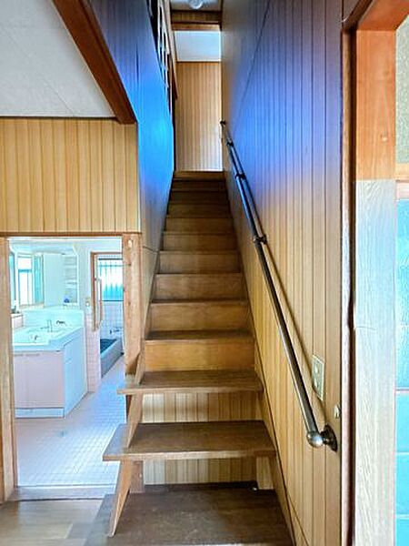 【リフォーム中】階段はクロスの張替え、手摺の交換を行います。幅広い年代の方が昇降しやすいように仕上げます。