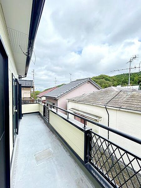 【リフォーム中】ベランダは南向きで日当たり良好です。