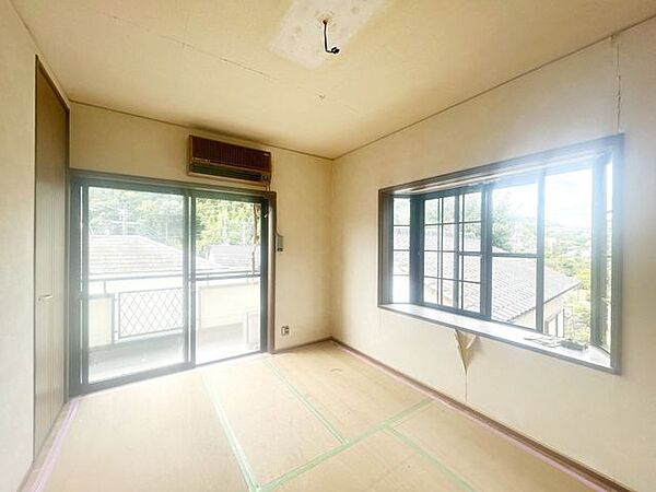 【リフォーム中】2階北洋室　床はフローリング重ね張り、クロスの張替え、照明の交換を行います。