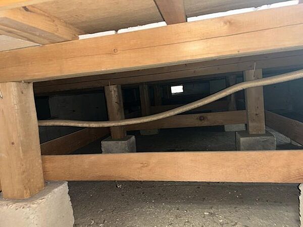 中古住宅の3大リスクである、雨漏り、主要構造部分の欠陥や腐食、給排水管の漏水や故障を2年間保証します。その前提で床下まで確認の上でリフォームし、シロアリの被害調査と防除工事も行います。