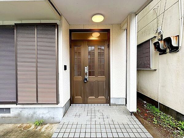【リフォーム済】玄関は鍵の交換とクリーニングを行いました。