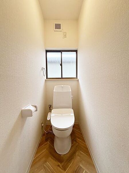 【リフォーム済】2階トイレです。クロスの張替え、便器の交換を行いました。