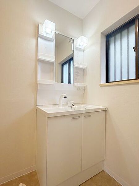 【リフォーム済】洗面台は新品に交換を行いました。シャワー付きのホースで洗髪も可能です。