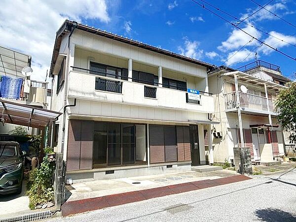 【リフォーム済】駐車場は横づけですが間口約7ｍで一台分はゆったり駐車可能です。浄化槽蓋を交換したので止めやすくなりました。