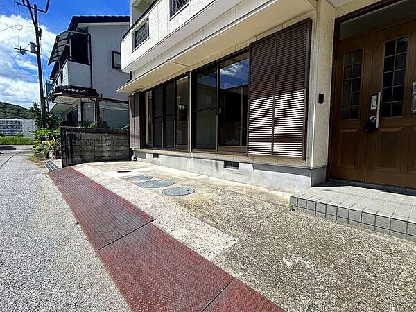 【リフォーム済】駐車は横づけですが、前面道路は車通りも少なく、それほど困らずに駐車できますよ。