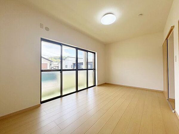 【リフォーム済】2階7.5畳洋室です。照明と建具は新品に交換しました。