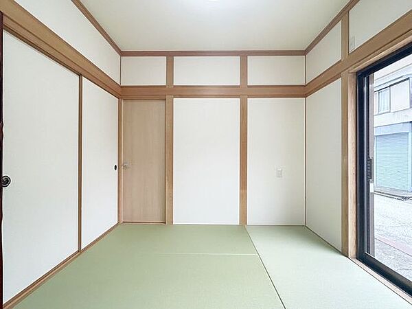 【リフォーム済】1階和室の畳は表替えを行いました。リビングからの続き間で、ほっと安らぐ空間です。
