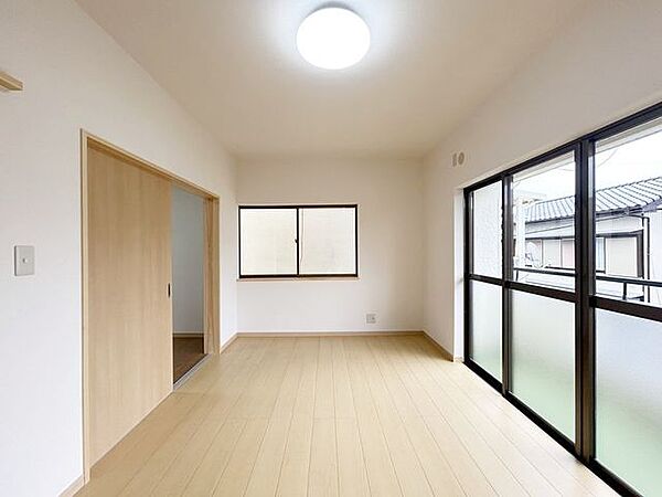 【リフォーム済】2階7.5畳洋室です。フローリング施工、壁クロスの張替え、建具、照明の新品交換を行いました。