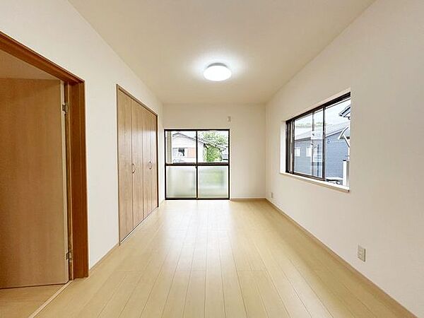 【リフォーム済】2階9畳洋室です。フローリング施工、壁クロスの張替え、建具、照明の新品交換を行いました。