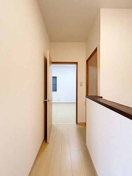【リフォーム済】2階廊下はフローリング施工、クロスの張替えを行いました。
