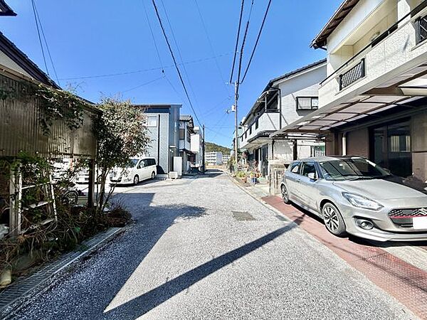 【前面道路】家の前がT字の道路になっているので駐車時の切り替えし等もやりやすいです。