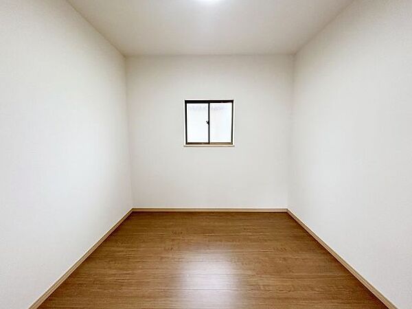 【リフォーム済】2階納戸です。壁天井のクロス張替え、照明の交換を行いました。