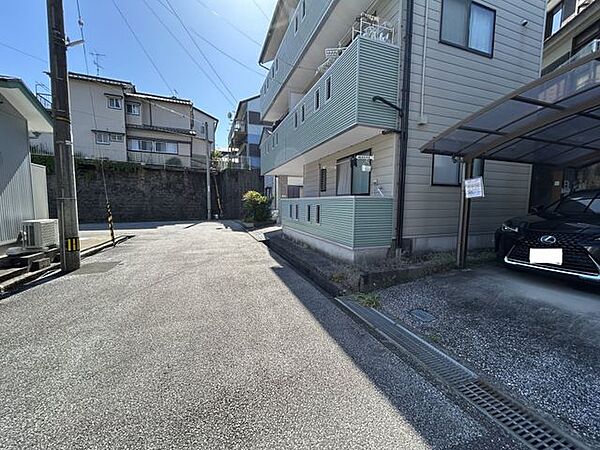 現地前面道路。幅員6ｍあり、お車も駐車しすく、廻すことも可能です。
