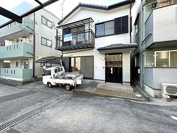 【リフォーム中】駐車2台可能です。南向きのため日がよく当たる印象です。