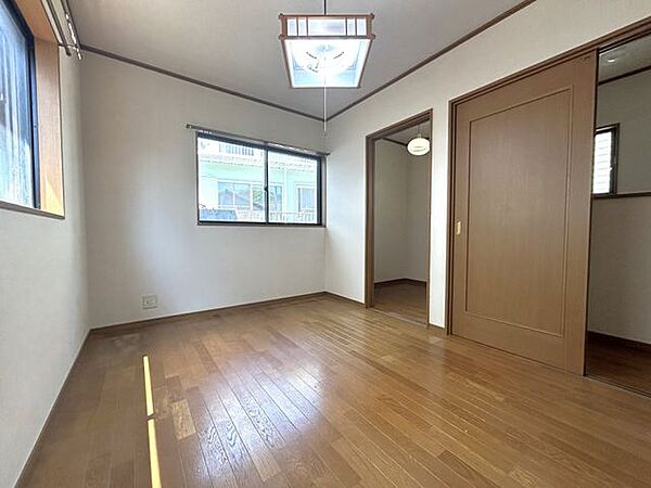 【リフォーム中】2階北洋室。クロス張替えを行います。床は、ワックスがけを行います。