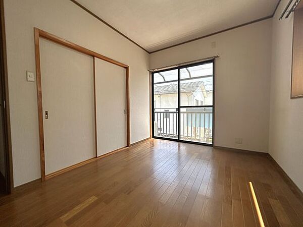 【リフォーム中】2階南洋室。クロス張替えを行います。床は、ワックスがけを行います。