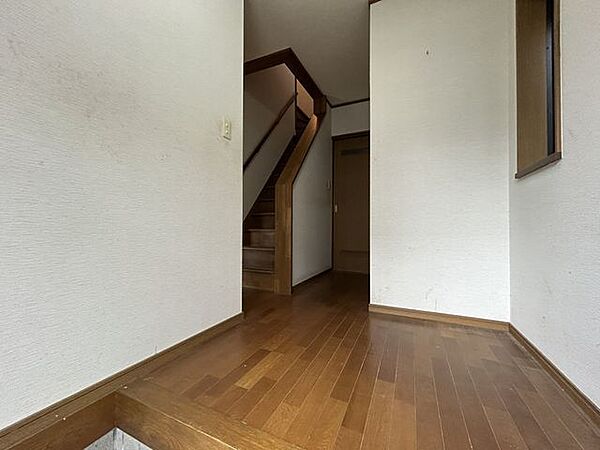 【リフォーム中】玄関。フローリング重ね張りを行います。また、クロス張替えを行います。