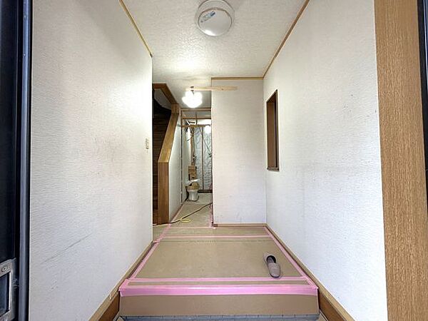 【リフォーム中】玄関。フローリング重ね張りを行います。また、クロス張替えを行います。
