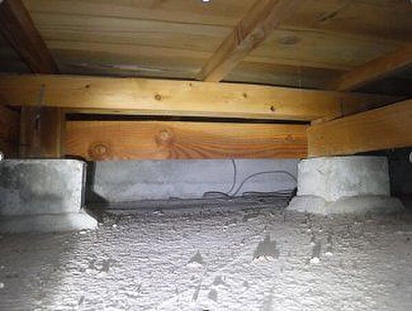 中古住宅の3大リスクである、雨漏り、主要構造部分の欠陥や腐食、給排水管の漏水や故障を2年間保証します。その前提で屋根裏まで確認の上でリフォームし、シロアリの被害調査と防除工事もおこないます。
