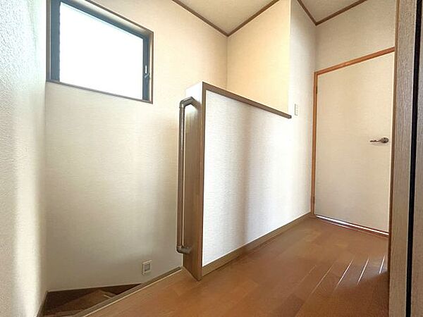 【リフォーム中】2階廊下。クロス張替えを行います。