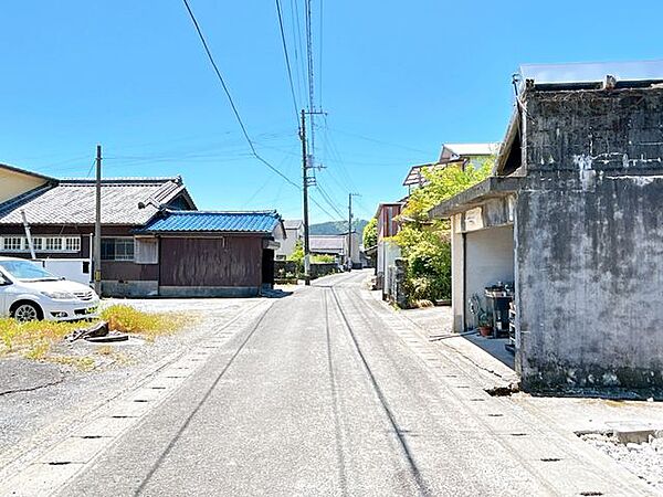 【前面道路】前面道路は幅員約4.6ｍありますので大き目のお車でもゆとりをもって通行が可能です。