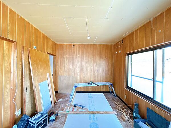 【リフォーム中】2階洋室は内装工事を行います。日当たりが良いのでお子様のお部屋にも良いですね。