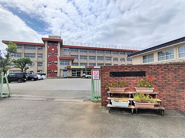 青柳中学校まで1900ｍ