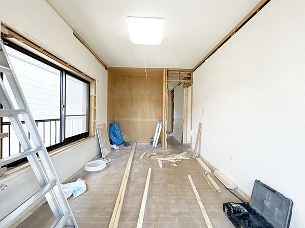 【リフォーム中】2階西側洋室は、フローリング重ね張り、クロスの張替え予定です。