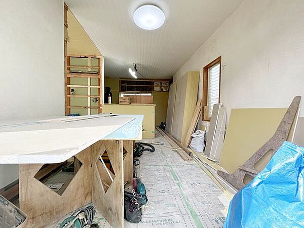 【リフォーム中】間取り変更を行い、対面キッチンを備えた約18帖のリビングに仕上げます。