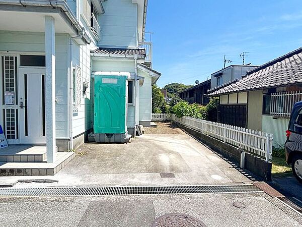 【リフォーム中】外壁屋根塗装、駐車場はカーポートを撤去し、拡張しました。大き目の車種は少し狭いかもしれませんが、並列駐車が可能です。
