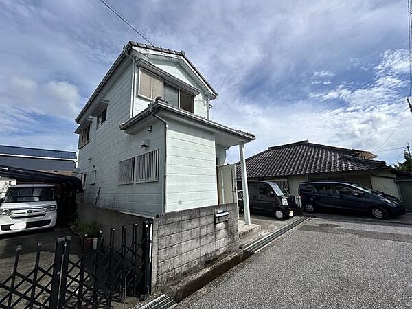 【リフォーム中】外壁屋根塗装を行います。カーポートは撤去しており、駐車場幅を拡張。