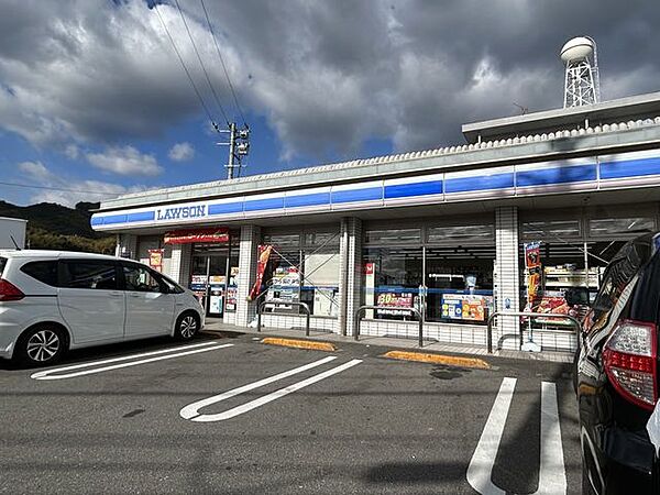 ローソン高知一宮しなね店まで約330m（徒歩5分）。