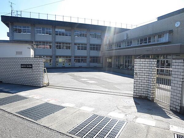 高知市立一宮東小学校 一宮東小学校まで約950m（徒歩12分）。 550m