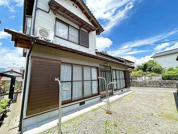 【リフォーム中】南側に広がるゆとりの庭先スペースが魅力。掃き出し窓から出入りしやすく、洗濯物干しやガーデニングにも活躍。陽当たり良好で、開放感あふれる住環境です。