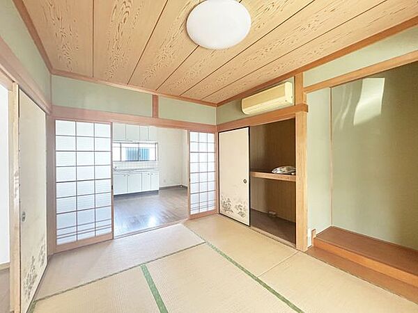 【リフォーム中】1階東側和室はLDKへと間取り変更を行います。床はフローリング仕上げ、壁天井はクロスで仕上げます。押入れ、床の間部分はクローゼットへ交換します。