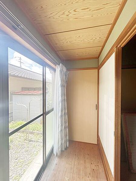 【リフォーム中】南面の大きな窓から陽光がたっぷり差し込む広縁。庭を眺めながらくつろげる心地よい空間で、読書やティータイムにも最適。明るく開放感のある住まいの魅力を感じられます。
