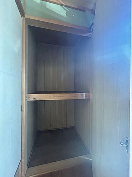 【リフォーム中】大型の収納スペースを備え、衣類や季節用品、寝具類もすっきり整理可能。お部屋を広く使えるため、居住空間の快適性を高めます。収納力を重視する方にもおすすめです。