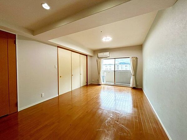 【リフォーム中】明るい陽光が差し込む開放的な中古マンション。広々とした洋室に収納を備え、フローリング仕様でお手入れも簡単。バルコニーに面した快適な住空間です。クロス張替えを行います。